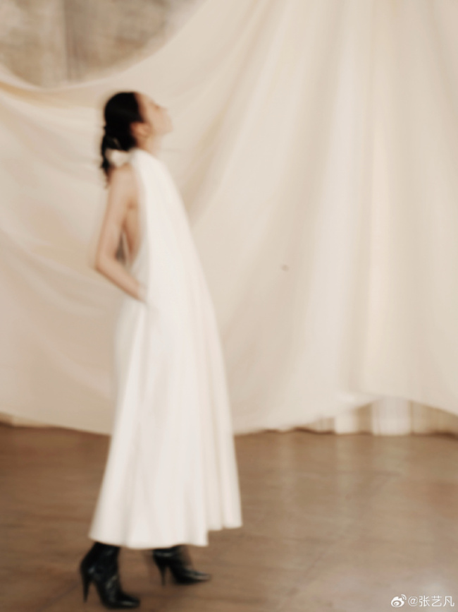 张艺凡极简风白裙气质清冷 完美诠释优雅高级感