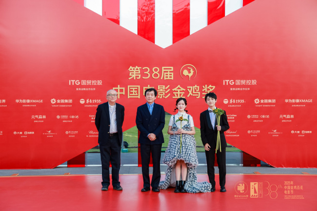 金鸡奖影片《青铜葵花》双签分享会感动落幕,“冰项链”预告定格至纯至爱