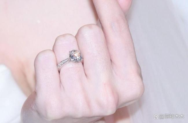 许玮甯邱泽婚礼现场曝光,搂腰亲吻对方甜到不行,两人害羞到笑场 低调幸福引祝福