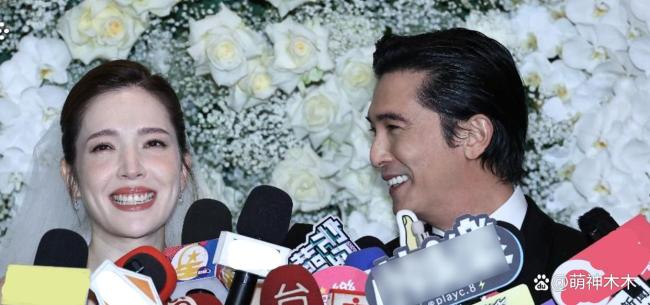 許瑋甯邱澤婚禮現(xiàn)場(chǎng)曝光，摟腰親吻對(duì)方甜到不行，兩人害羞到笑場(chǎng) 低調(diào)幸福引祝福