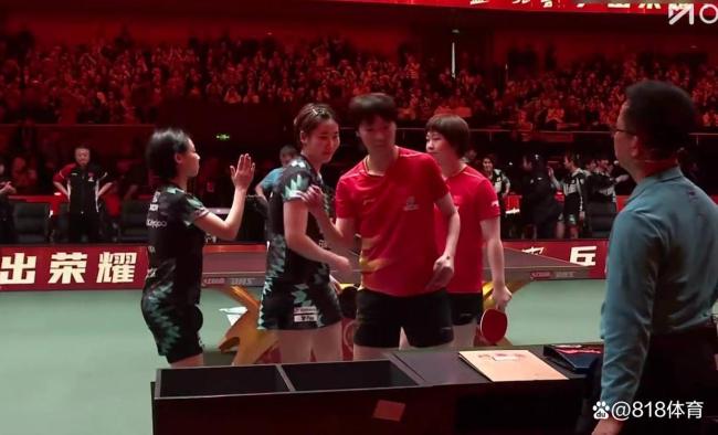 王楚钦和韩国队员击掌差点打半途经孙颖莎，大头要紧惊骇一个击掌 莎莎只走直线