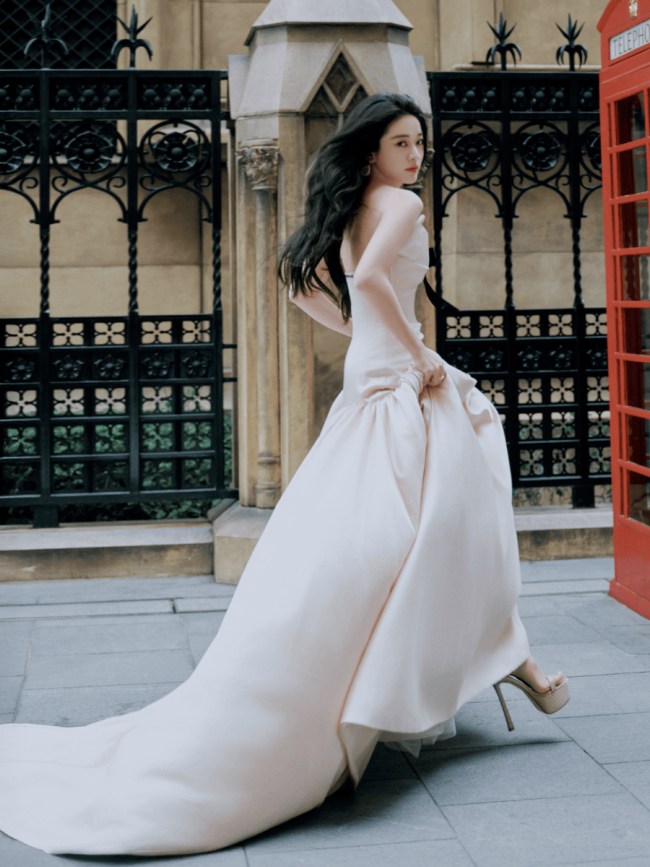 张雪迎穿缎面礼裙温婉大气 穿梭光影诠释