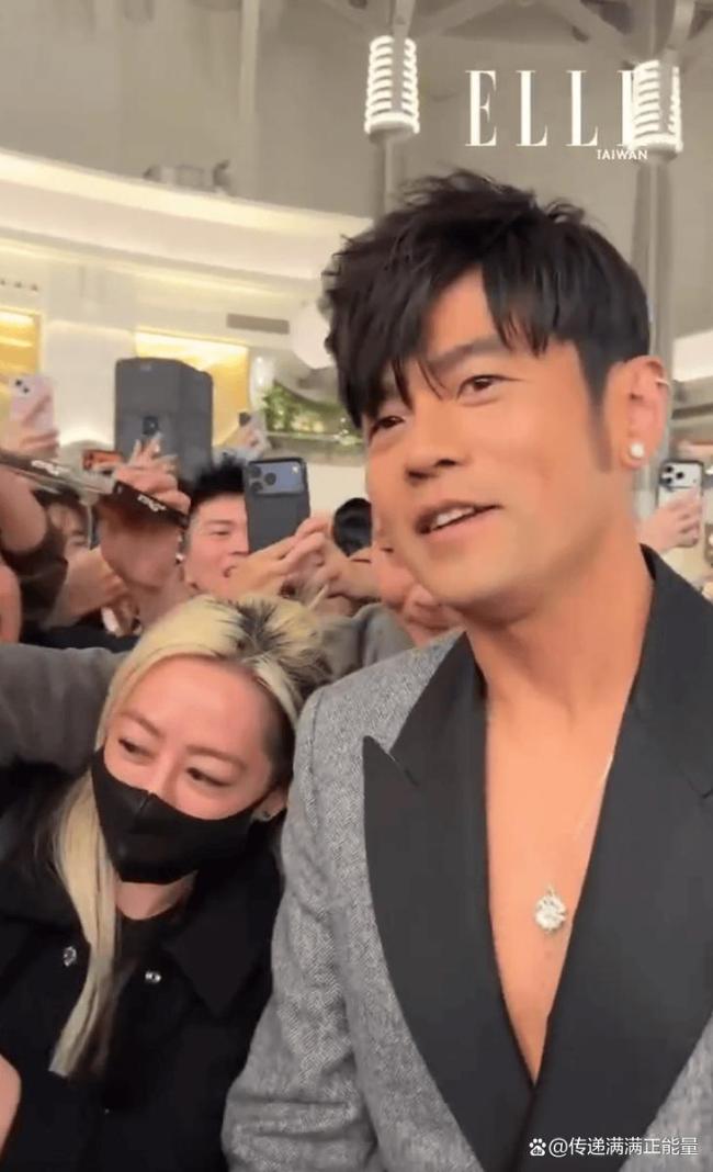 周杰伦瘦下来后嘴角压不住