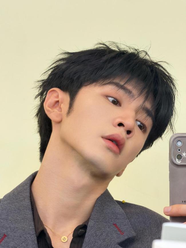 陈哲远手术取钢钉后首亮相 报吉利晒钢钉