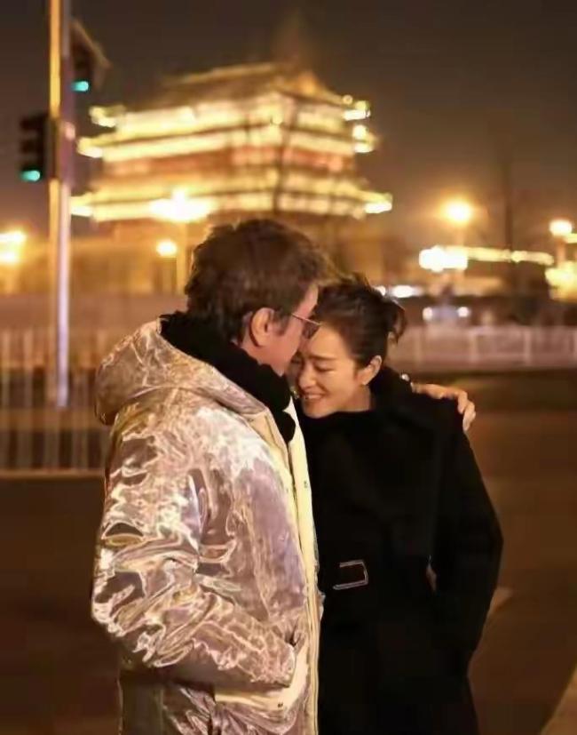 北京暴雪刷屏！59岁巩俐雪地甜恋出圈，众明星名堂解锁冬日舒适 故宫雪景引搭客昂然
