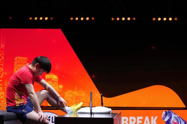 孙颖莎和不雅众挥了挥手 因伤退赛展现风仪