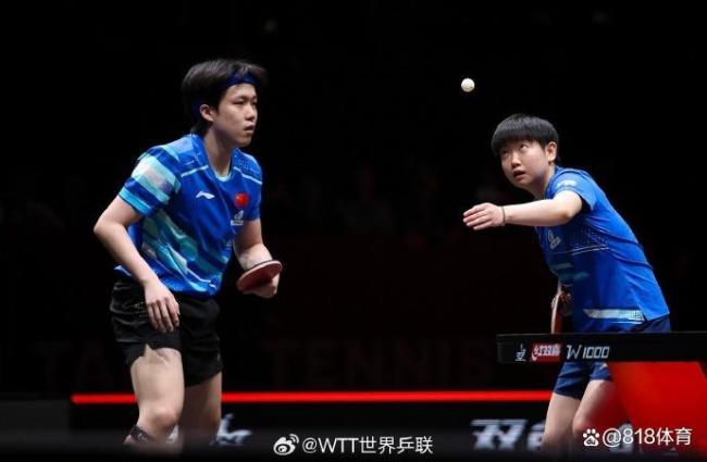 王楚钦拍了拍孙颖莎肩膀 带伤奋战获亚军