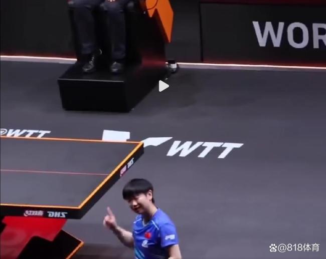 王楚钦拍了拍孙颖莎肩膀 带伤奋战获亚军