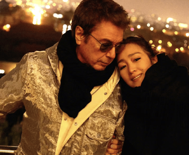 巩俐和老公打卡北京中轴线 两人亲密依偎