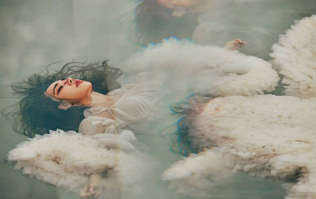 蔡依林穿白色长裙勾勒曲线身材 精彩画面超吸睛！