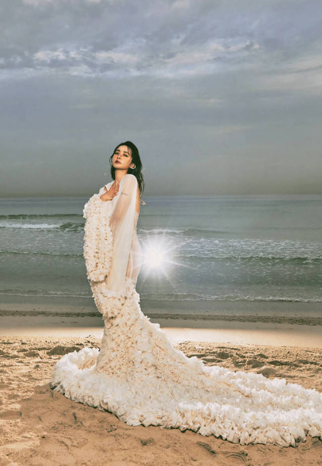 蔡依林穿白色长裙勾勒曲线身材 精彩画面超吸睛！