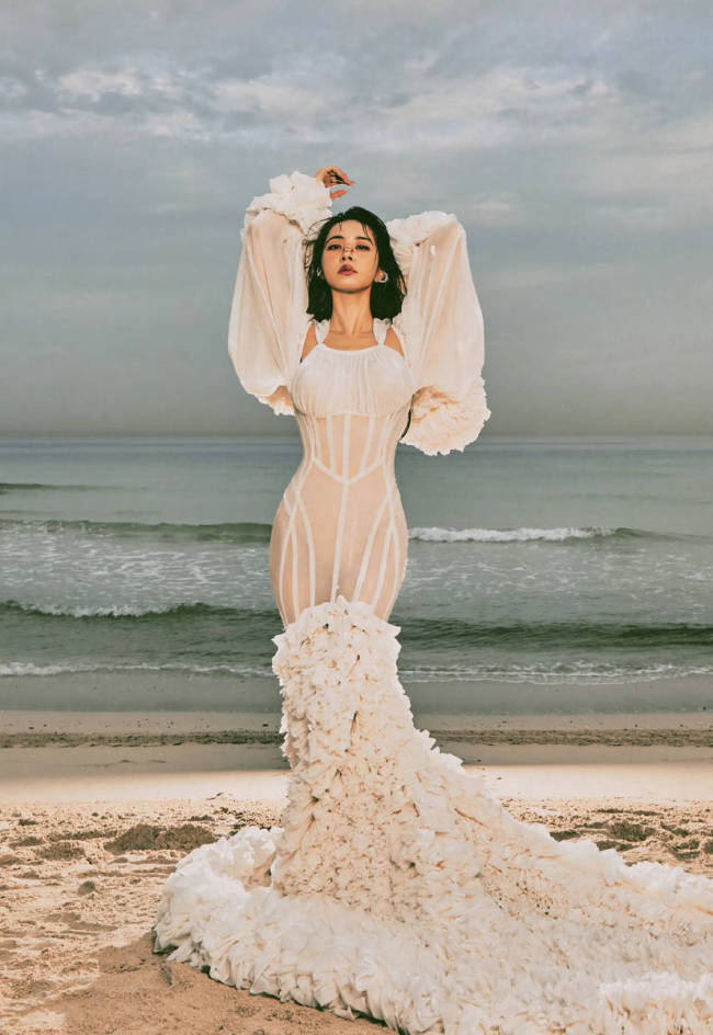 蔡依林穿白色长裙勾勒曲线身材 精彩画面超吸睛！