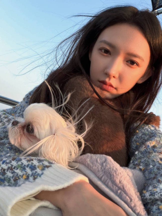 程潇晒海边美照秒变明媚少女！隔空吻宠物狗超有爱