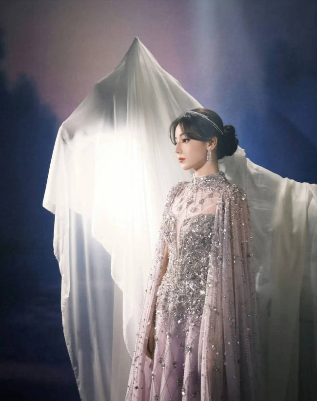 迪丽热巴身穿银色纱裙美轮美奂 盘发造型唯美优雅