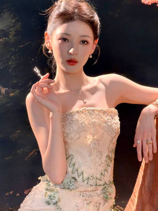 张予曦一袭鎏金裙好躯壳尽显 盘发造型优雅贵气