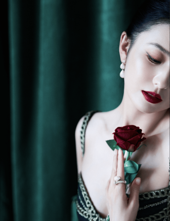 佟丽娅穿墨绿丝绒裙肩颈纤美 窈窕身姿优雅动人