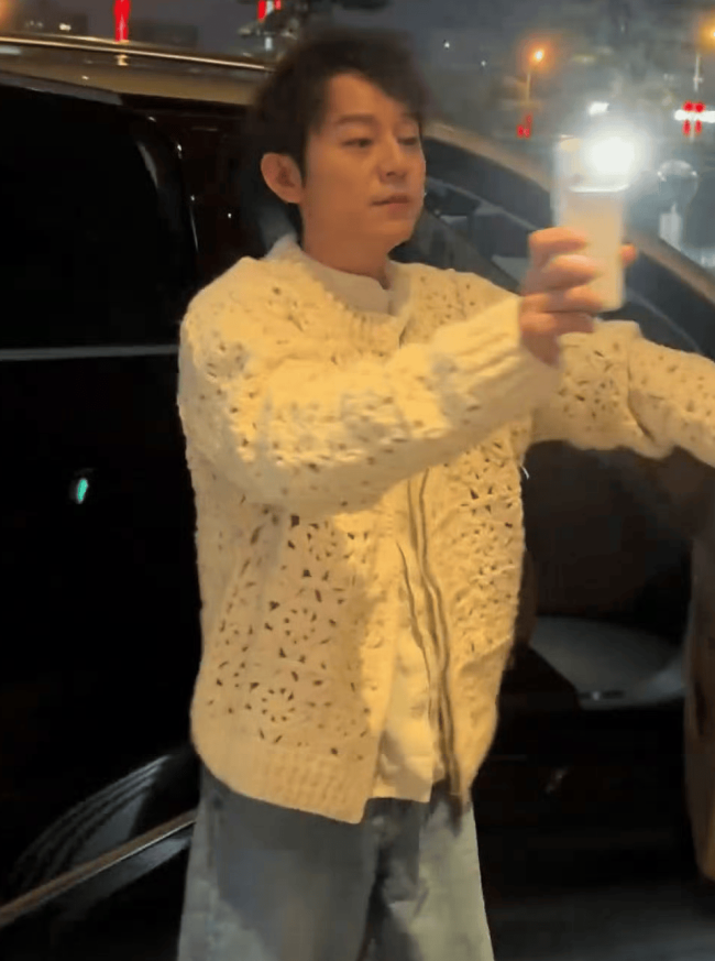 何炅开着闪光灯拍私生