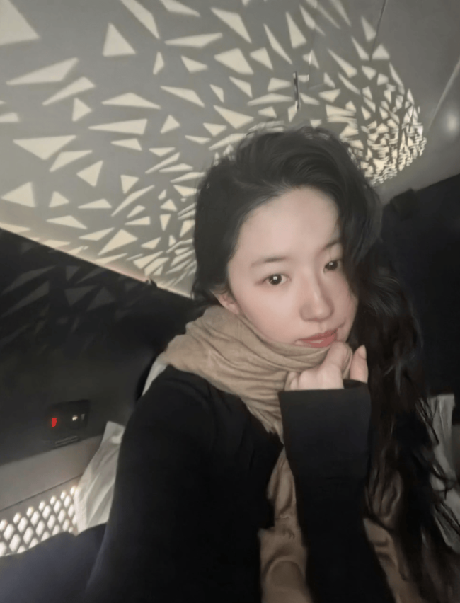 刘亦菲安闲穿搭气象温情 散步街头解放粗疏