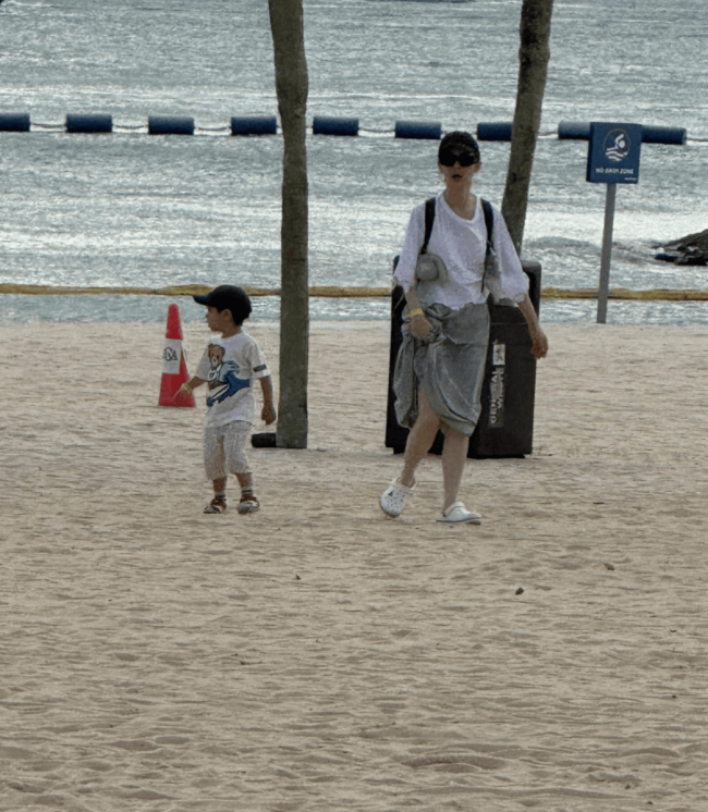 戚薇李承铉一家新加坡度假 女儿颜值出挑气质灵动