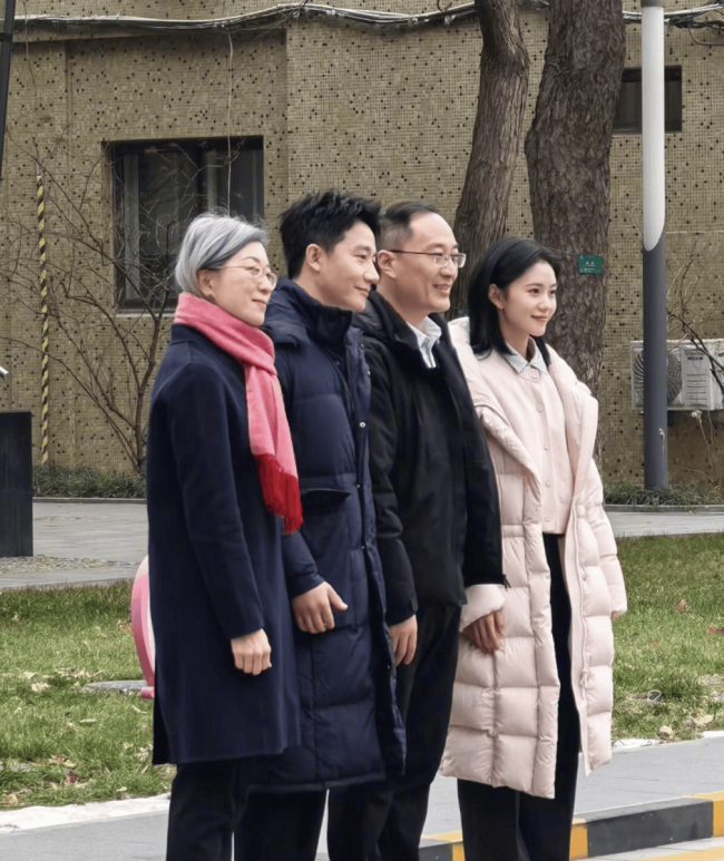 刘浩存回母校北舞笑容明媚清甜 挥手拍照可爱鲜活