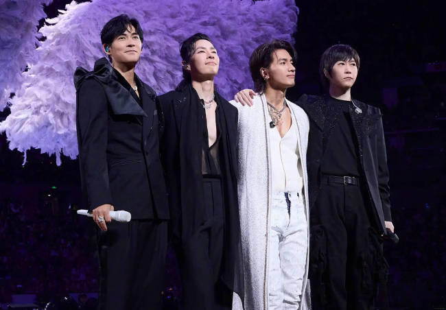 阿信F4演唱会不慎摔下舞台 手指流血仍继续演唱