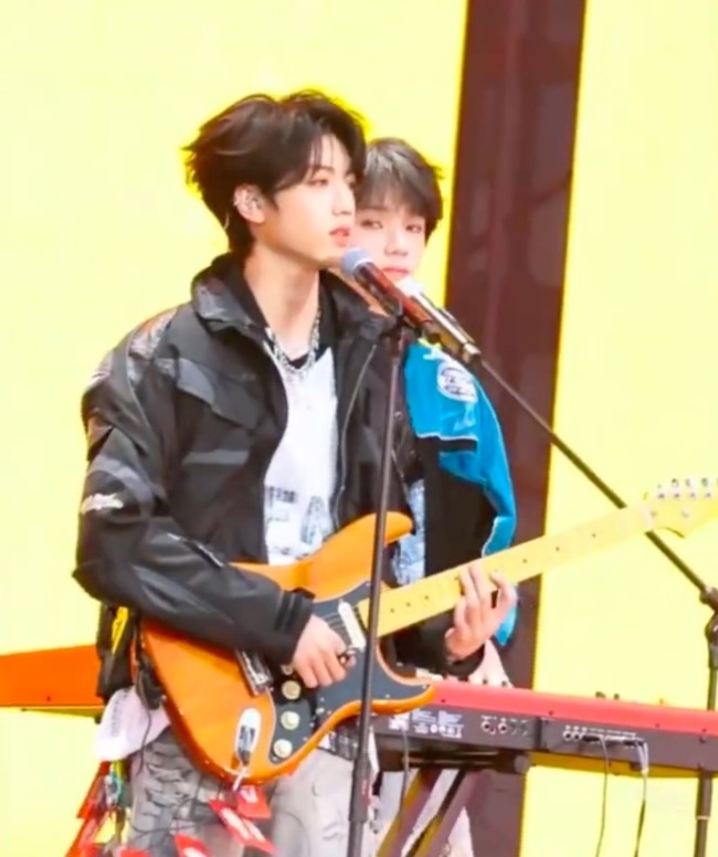 张桂源吉他背带突然断了 仅靠臂力持续支撑吉他完成整首曲目