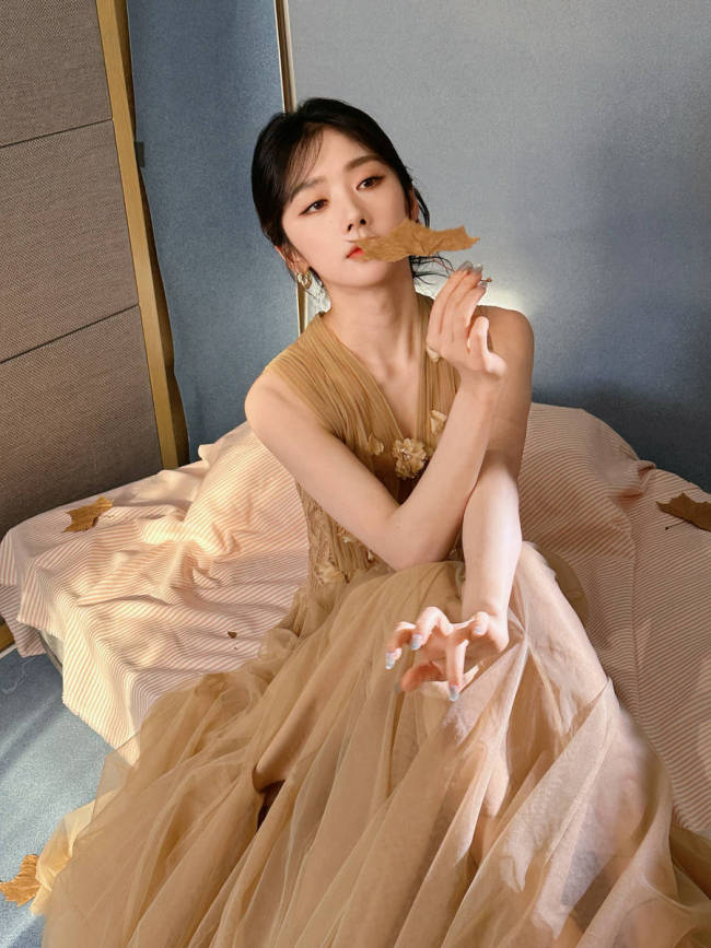 王影璐穿薄纱裙甜笑神采呆萌 乖巧伸懒腰似小猫咪