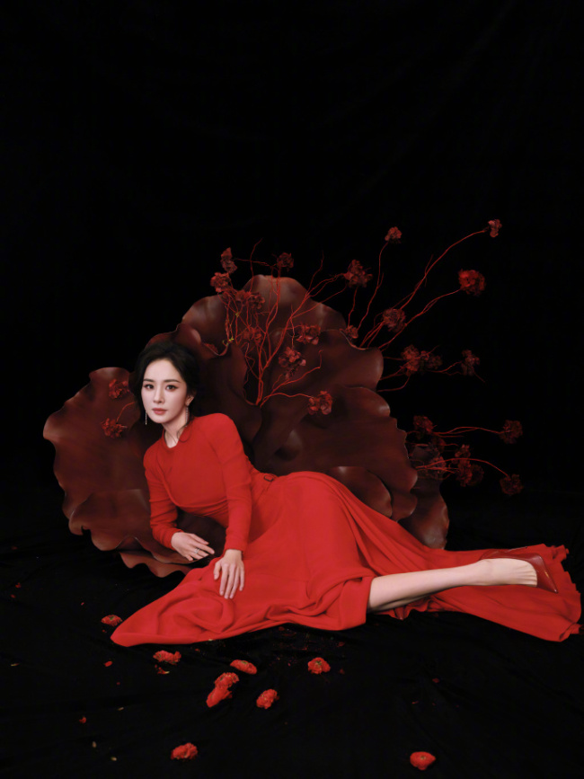 杨幂穿红裙拍摄写照 暗红丝绒强烈也慵懒