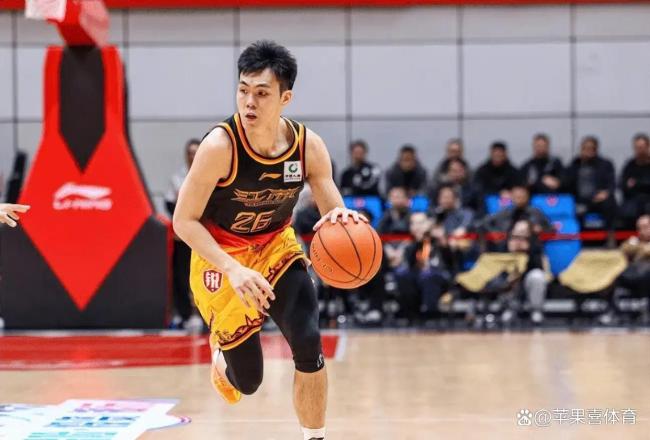 上场 婉拒NBA试训，力压国手加冕得分王，他凯旋转机球队大哥