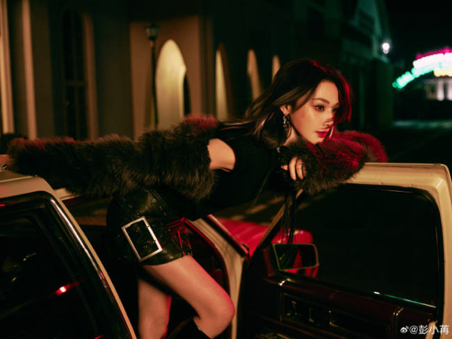 彭小苒穿镂空连体衣身材火辣 抬手遮眸显飒媚气场