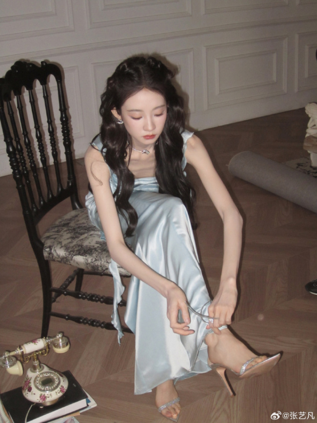 张艺凡穿淡蓝长裙仁和娇俏 抬眸含笑慵懒又纰漏