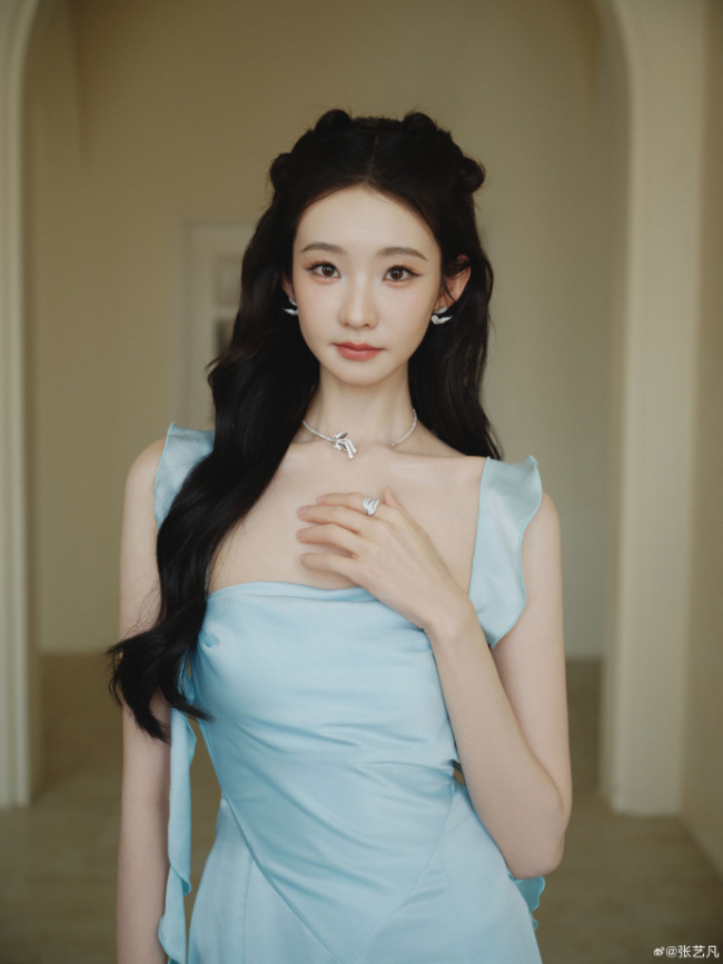 张艺凡穿淡蓝长裙仁和娇俏 抬眸含笑慵懒又纰漏