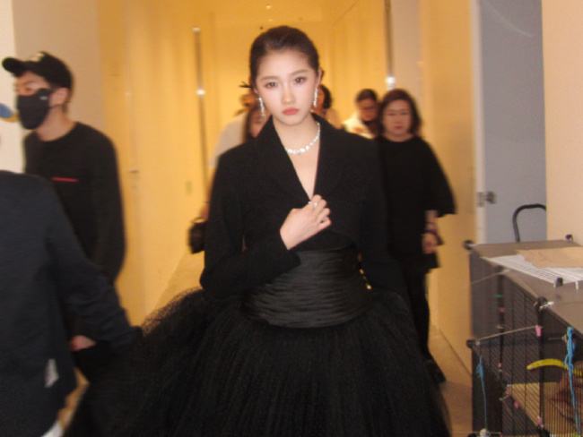 关晓彤穿抹胸纱裙配宽檐黑帽 红唇冷眸优雅又贵气