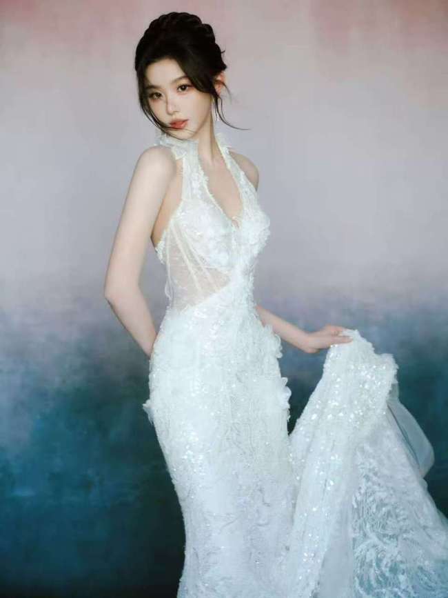 孔雪儿白色礼服写真释出 精致造型尽显优雅氛围感
