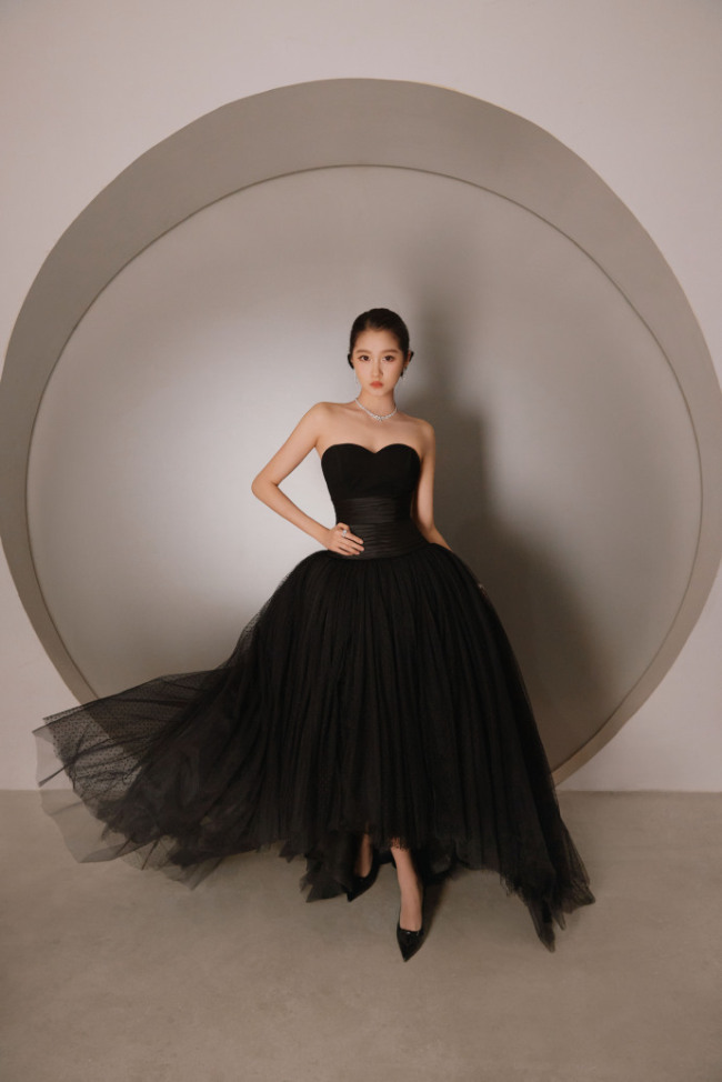 关晓彤穿抹胸纱裙配宽檐黑帽 红唇冷眸优雅又贵气