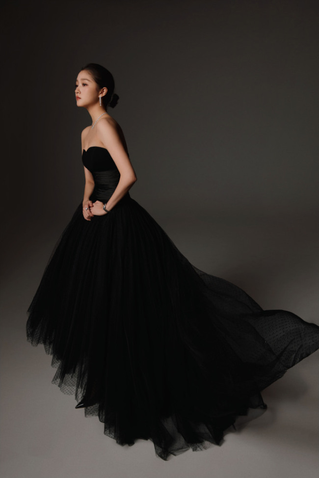 关晓彤穿抹胸纱裙配宽檐黑帽 红唇冷眸优雅又贵气