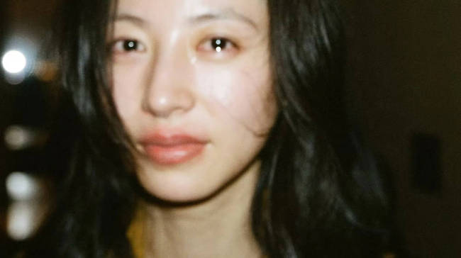 周雨彤破碎感写真释出 清冷坚韧尽显故事张力