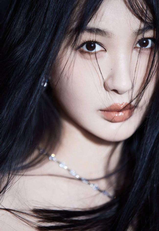李菲儿穿黑色抹胸裙秀性感身材!修长美腿白嫩吸睛