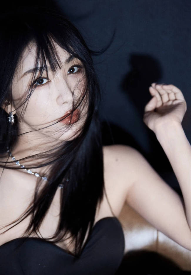 李菲儿穿黑色抹胸裙秀性感身材!修长美腿白嫩吸睛