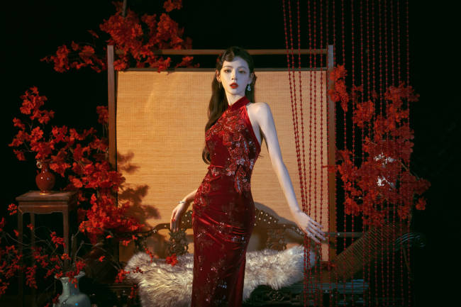 张予曦穿红色旗袍明艳动人!宛若玫瑰女郎性感妩媚