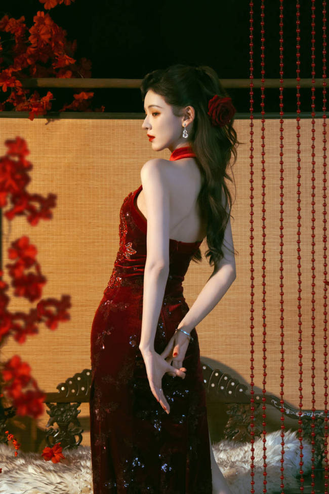 张予曦穿红色旗袍明艳动人!宛若玫瑰女郎性感妩媚