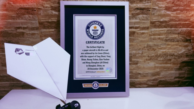 挑战飞出全天下最远的纸飞机 芳华空想飞动