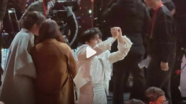 周深坐到盛典临了一秒 被赞 “内娱最稳的实力歌手 + 最暖的不雅众”