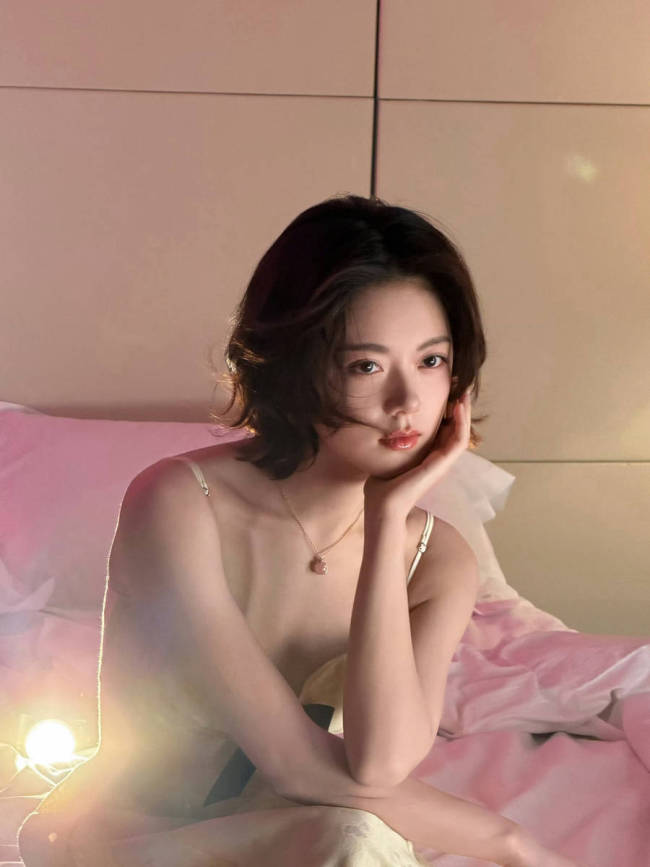 赵今麦穿金色吊带美丽又大方 单手托腮五官精致