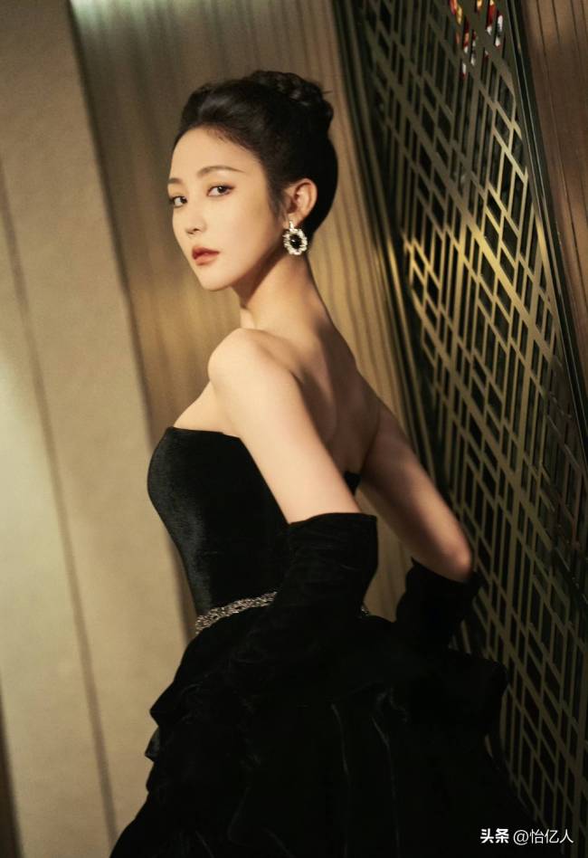 浙江传媒学院校花 黄云云 五官卓著好意思颜动东说念主 皮肤皎洁