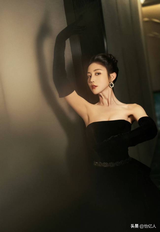 浙江传媒学院校花 黄云云 五官卓著好意思颜动东说念主 皮肤皎洁 低调好意思女的演艺之路