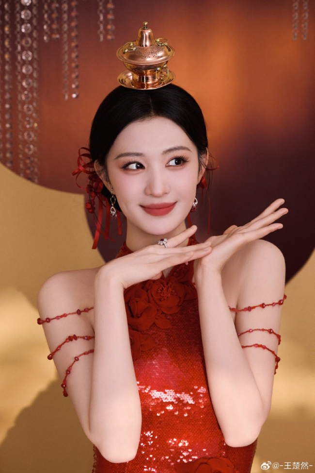 王楚然春晚第二条红裙造型