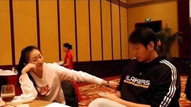 二婚迎娶亚洲蝶后，抚养一火妻父母于今，他是男篮真汉子 球色生香 15年信守承诺