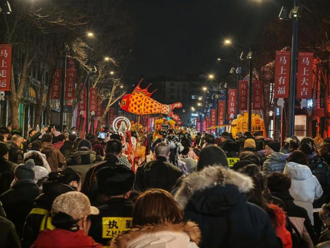 起猛了众贤良陪宁波市民过大年 国潮巡游添新春喜气