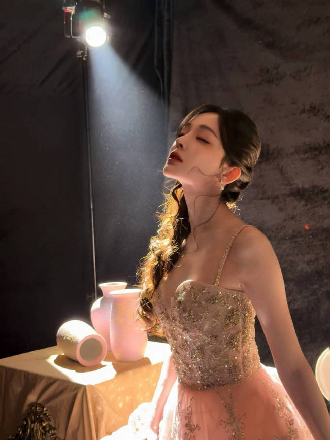 古力娜扎写真大片曝光!穿闪亮花朵吊带裙美若天仙